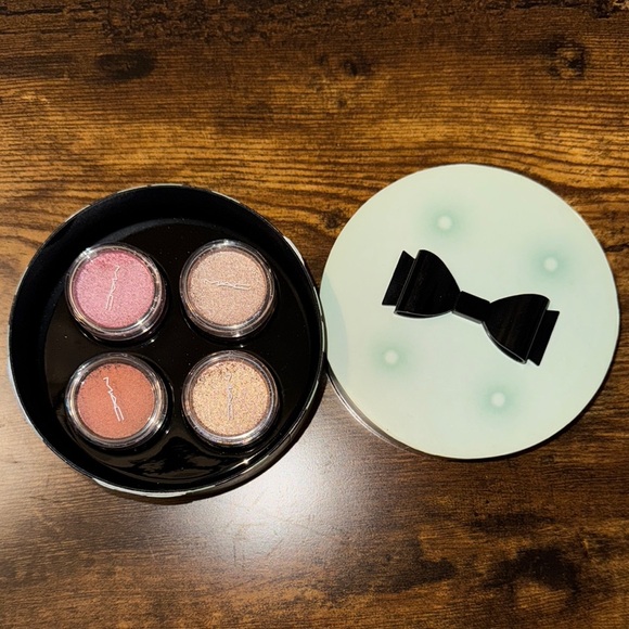 MAC Guilty Passions Crushed Metallic Pigments Quad with Bow Case